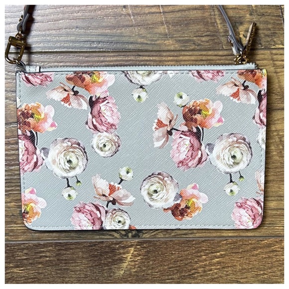 NWOT Love & Lore Floral Wristlet - Picture 3 of 7